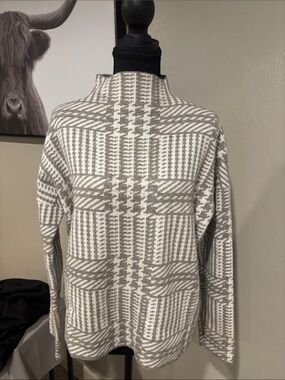 Max Studio Women’s Gray & White Patterned Knit Sweater mock neckline